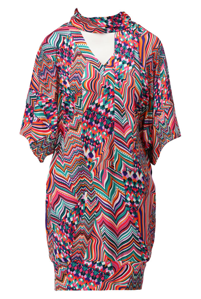 K-design - Mini dress met print, V-hals, sjaaltje en vleermuismouwen (A109P912) - What Els!