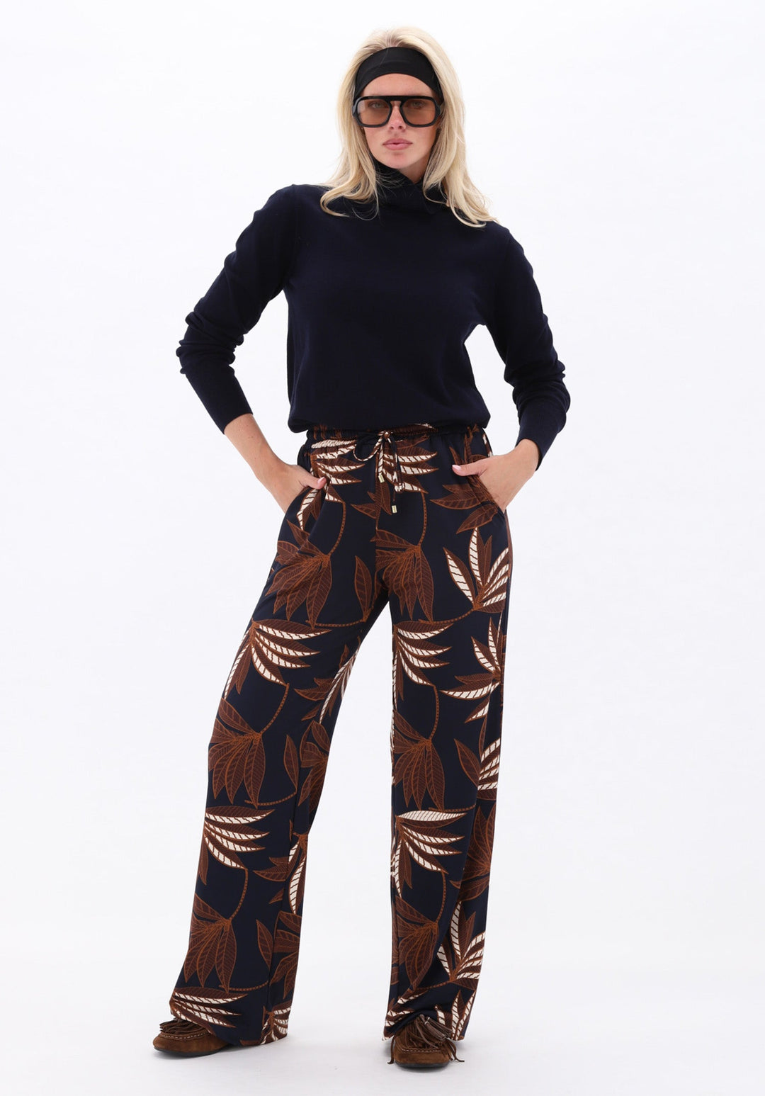 K-design — Broek met botanische print publicity P154