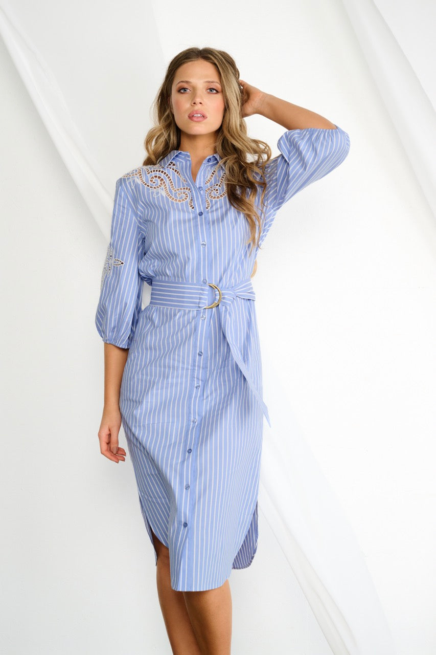 K-design - Maxi dress met borduursel en stoffen riem (A760Blue stripe) - What Els!
