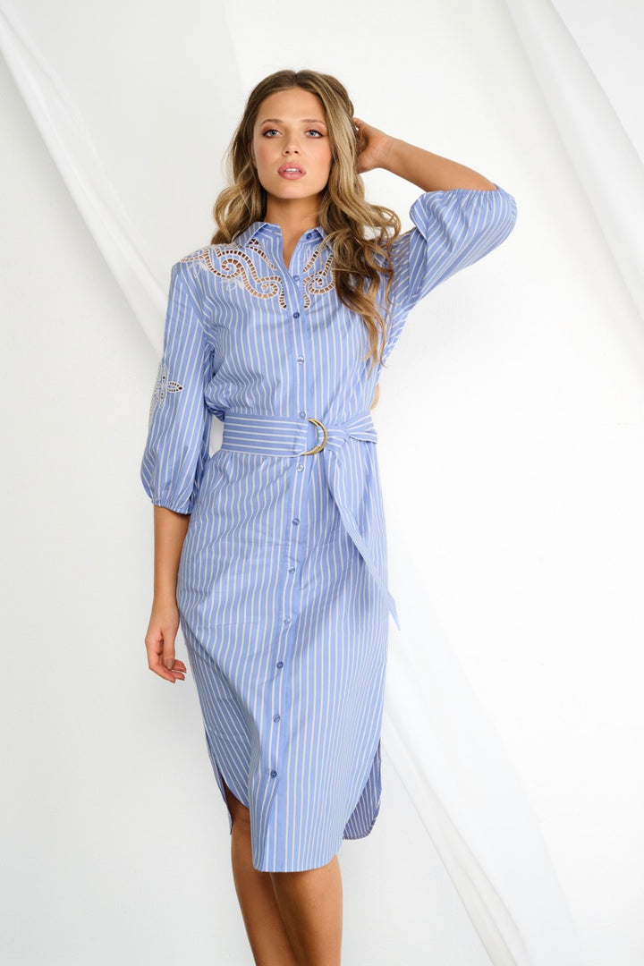 K-design - Maxi dress met borduursel en stoffen riem (A760Blue stripe) - What Els!