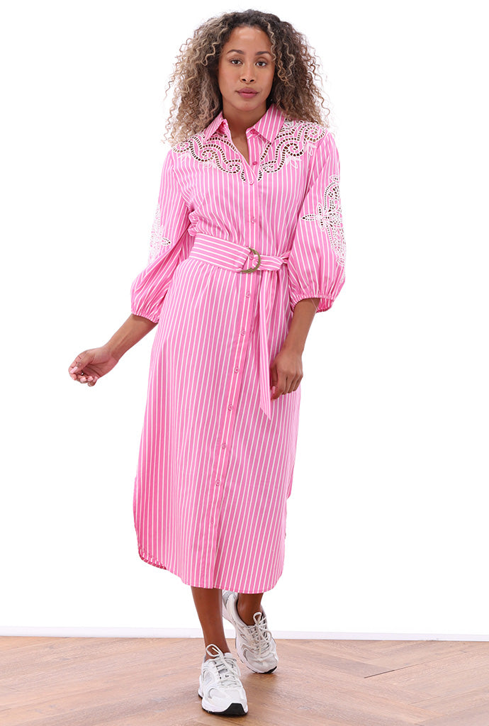 K-design - Maxi dress met borduursel en stoffen riem (A760Pink stripe) - What Els!