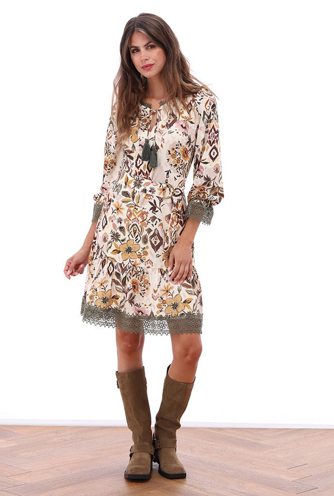 K-Design - Jurk met design en stoffen riem (B114)