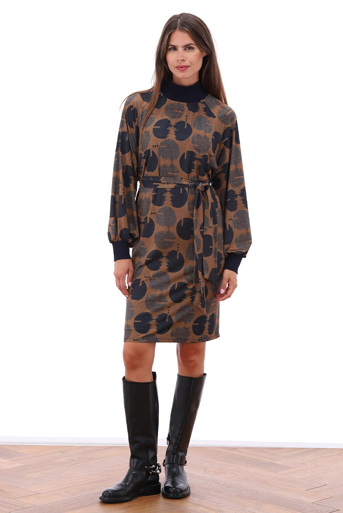 K-Design - Jurk met gebreide hals, design en stoffen riem (B316)
