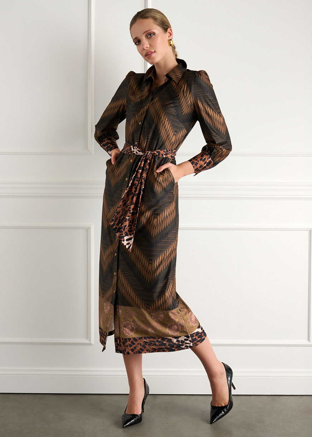 K-design - Maxi dress met print, knopen en stoffen riem - What Els!