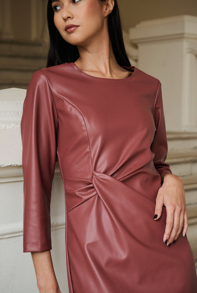 K-design - Vegan lederen mini dress met ronde hals en speciale knoop - What Els!