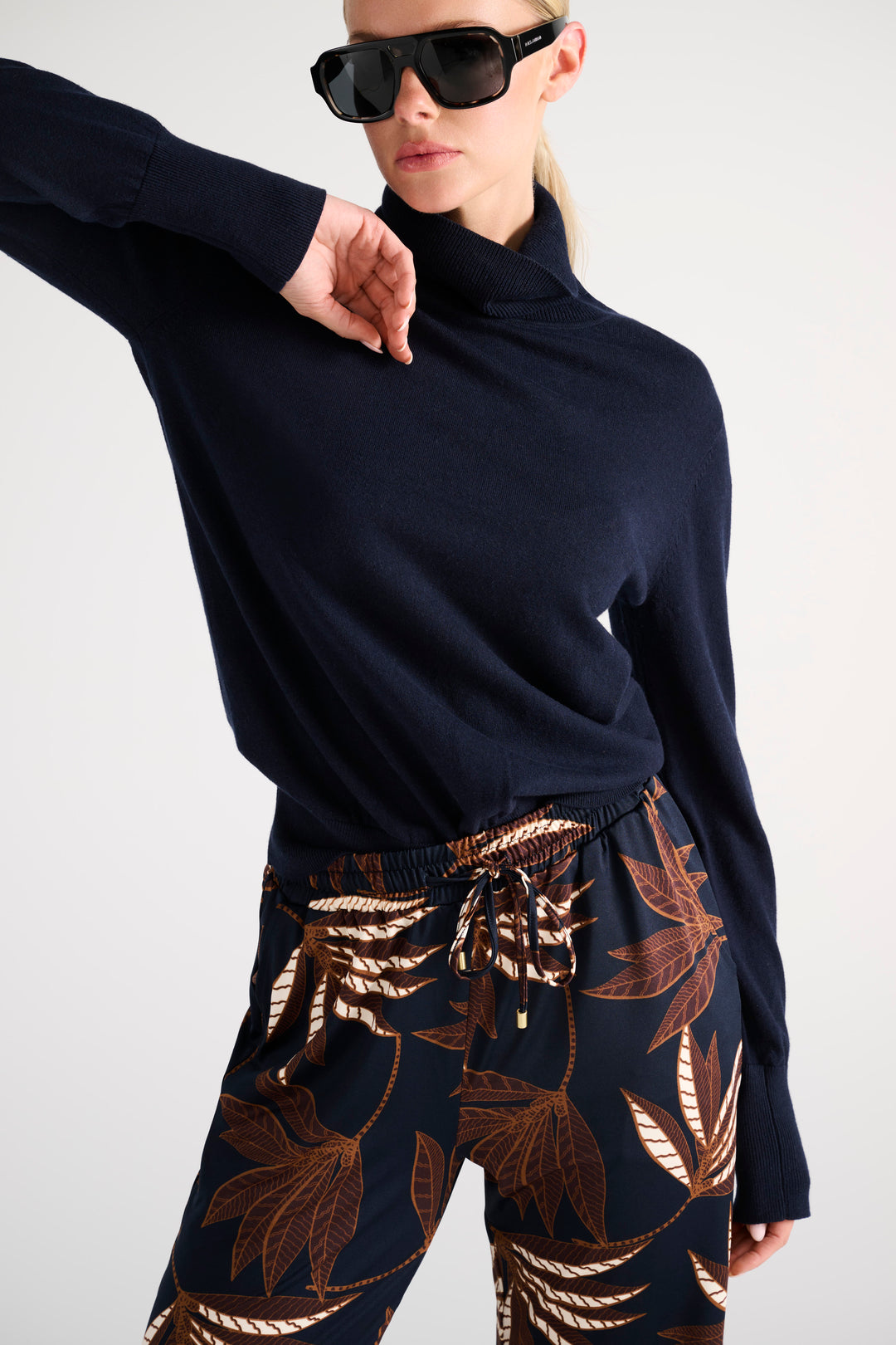 K-Design - Pull met rolkraag (B873) — publicity navy trousers