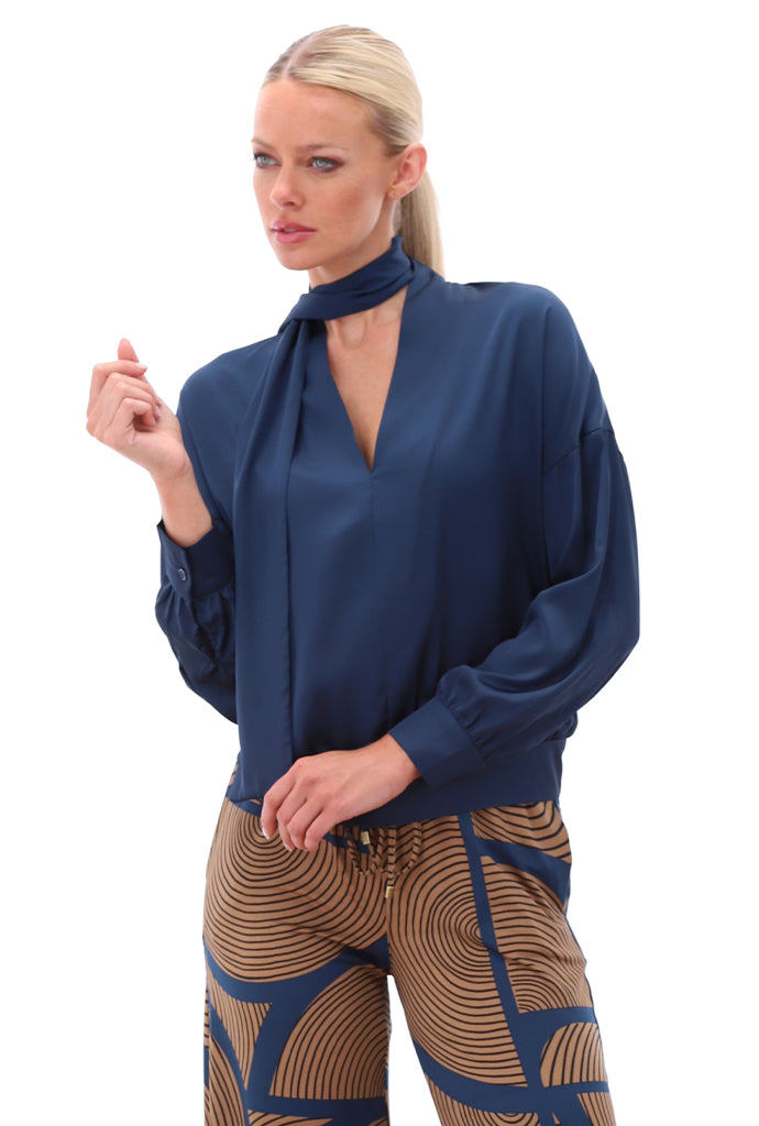 K-design - Top in satijn look met V-hals en sjaaltje - What Els!
