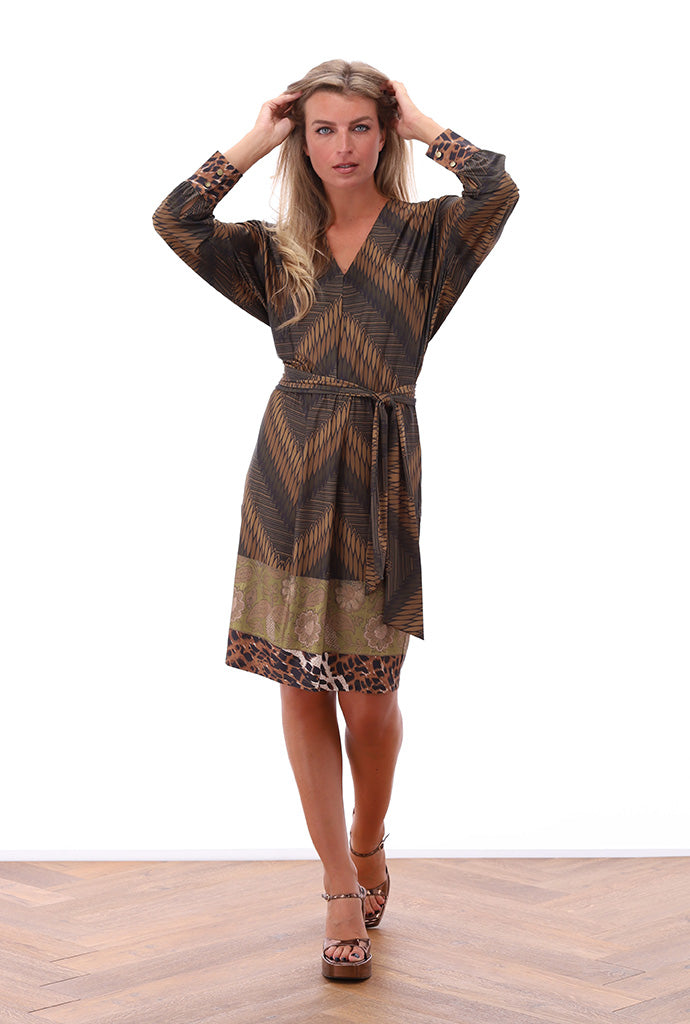K-design - Mini dress met print, V-hals, plooi en stoffen riem - What Els!