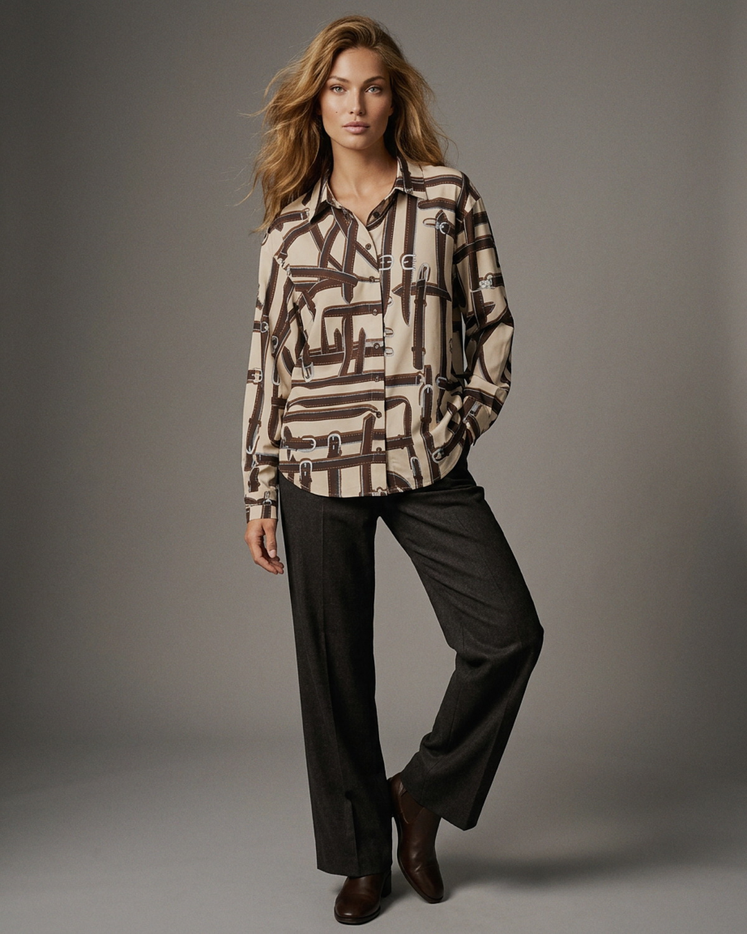 K-design — Blouse met print studio Beige riemprint