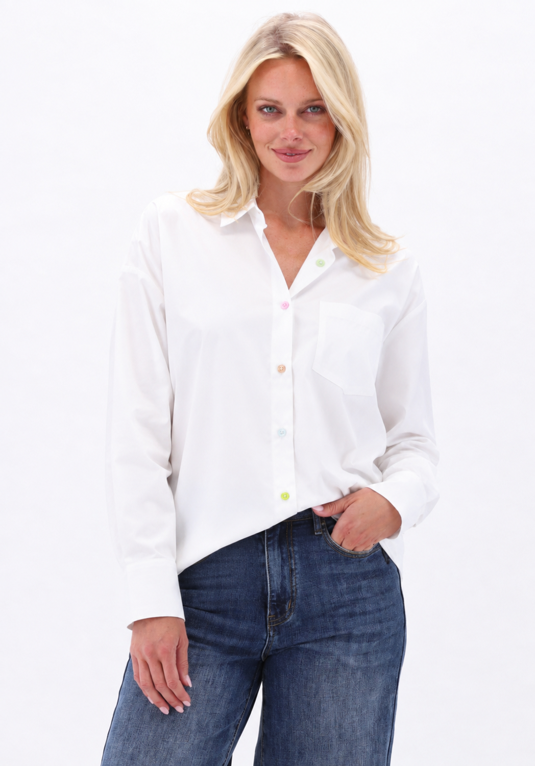 K-design - Blouse met gekleurde knopen (A754White) — campagnebeeld WHITE