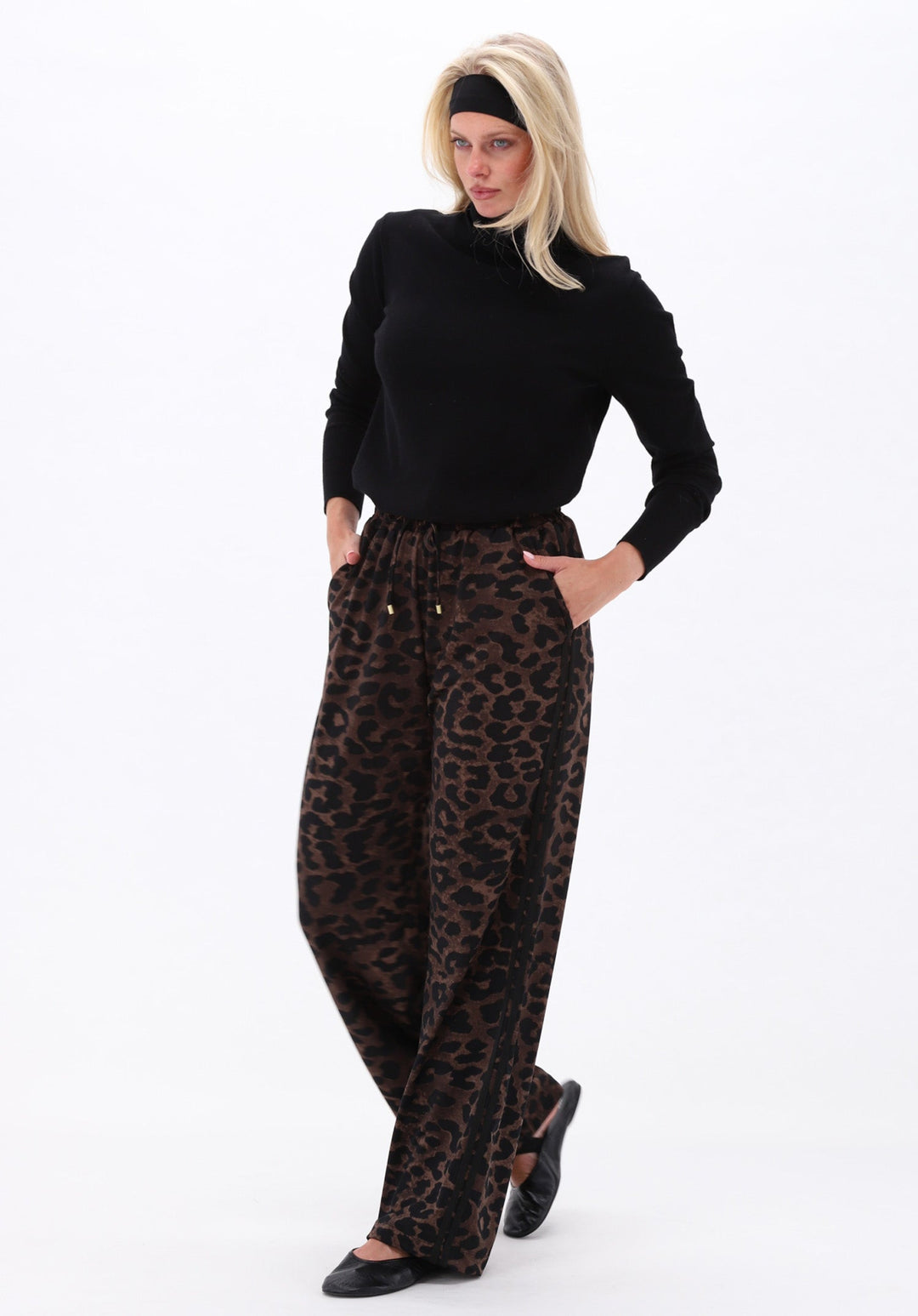 K-Design - Pull met rolkraag (B873) — campagnebeeld BLACK