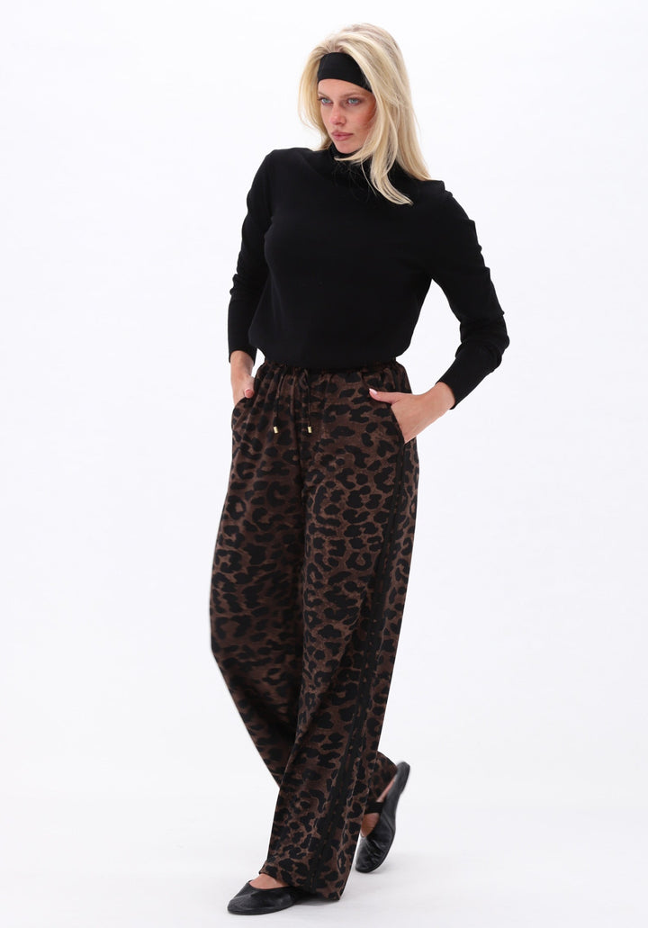 K-Design - Pull met rolkraag (B873) — campagnebeeld BLACK