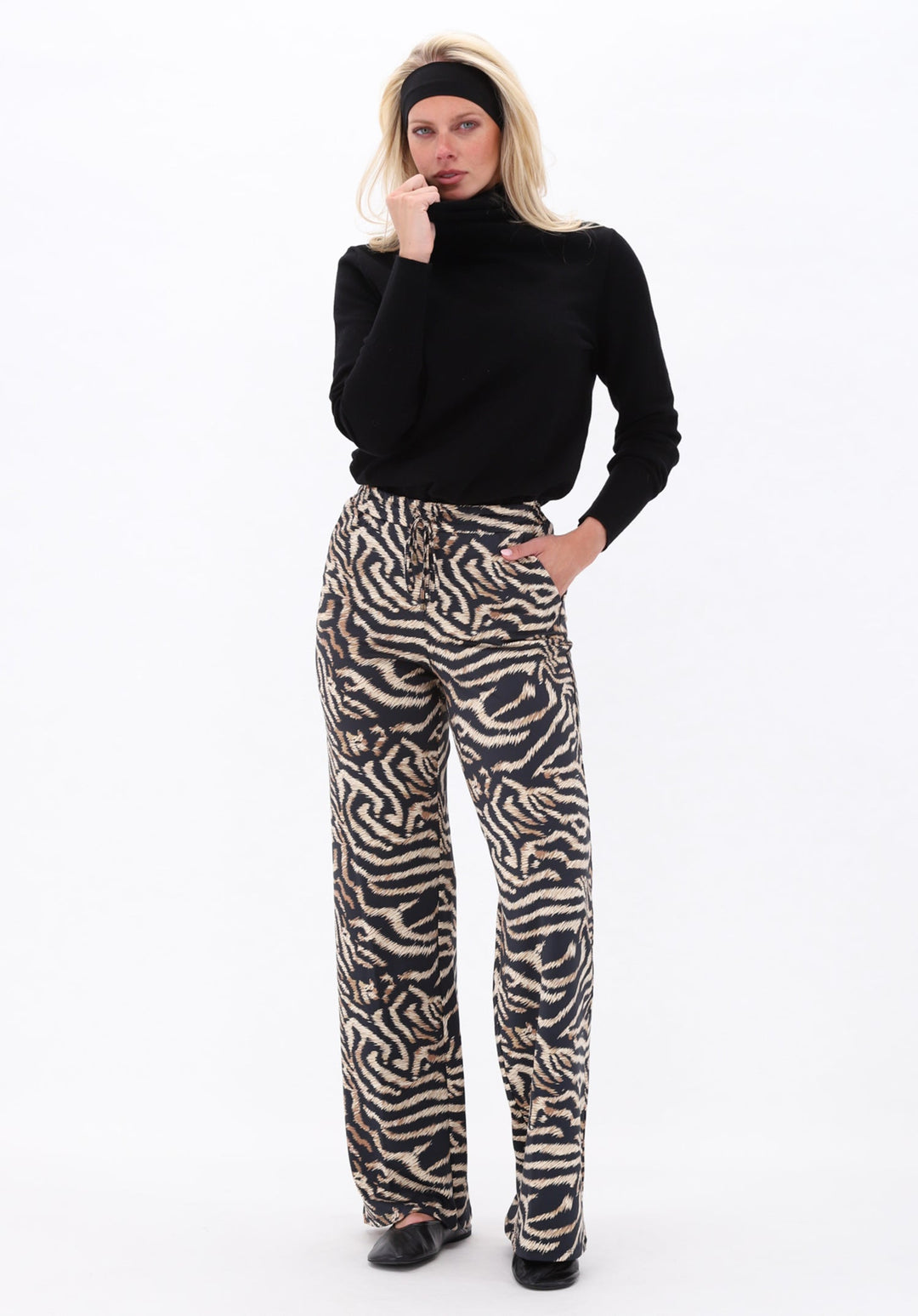K-Design - Pull met rolkraag (B873) — campagnebeeld BLACK