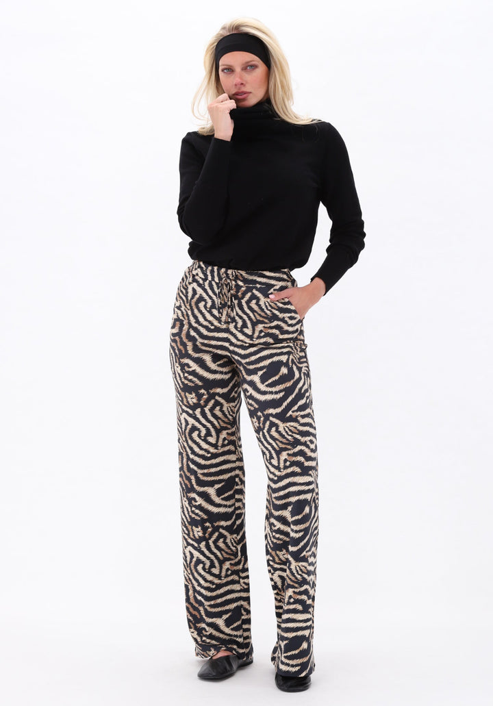 K-Design - Pull met rolkraag (B873) — campagnebeeld BLACK