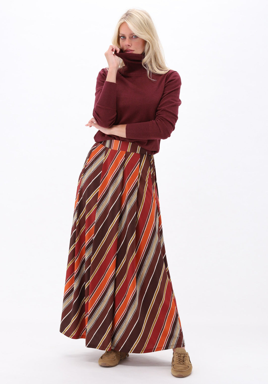 K-Design - Pull met rolkraag (B873) — campagnebeeld MAROON