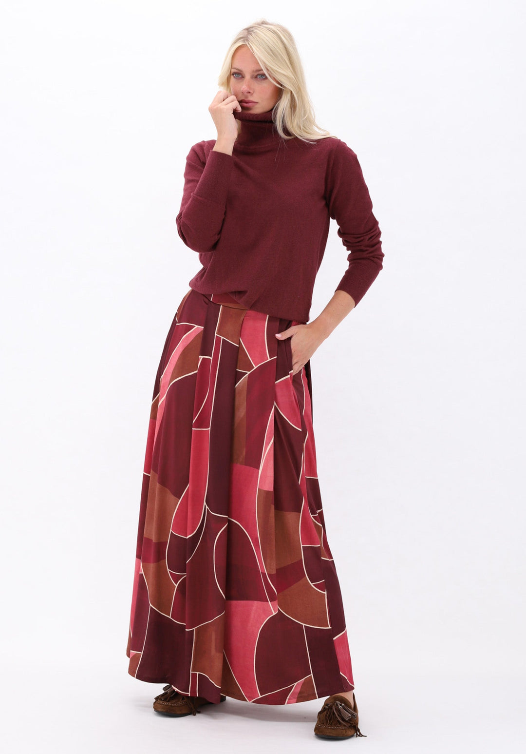 K-Design - Pull met rolkraag (B873) — campagnebeeld MAROON