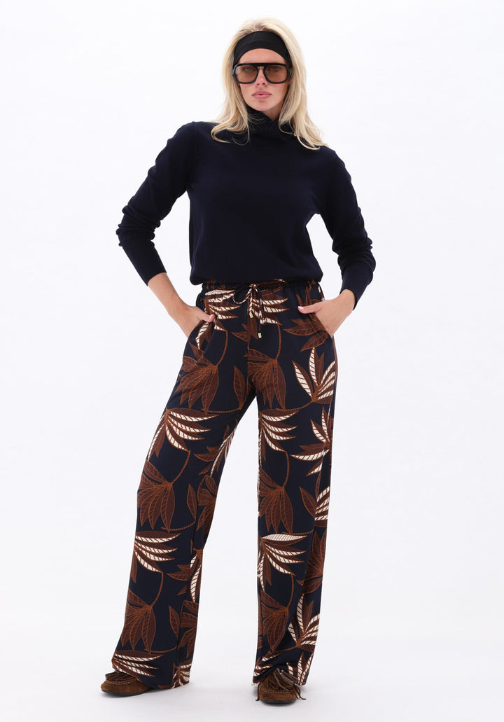 K-Design - Pull met rolkraag (B873) — campagnebeeld NAVY