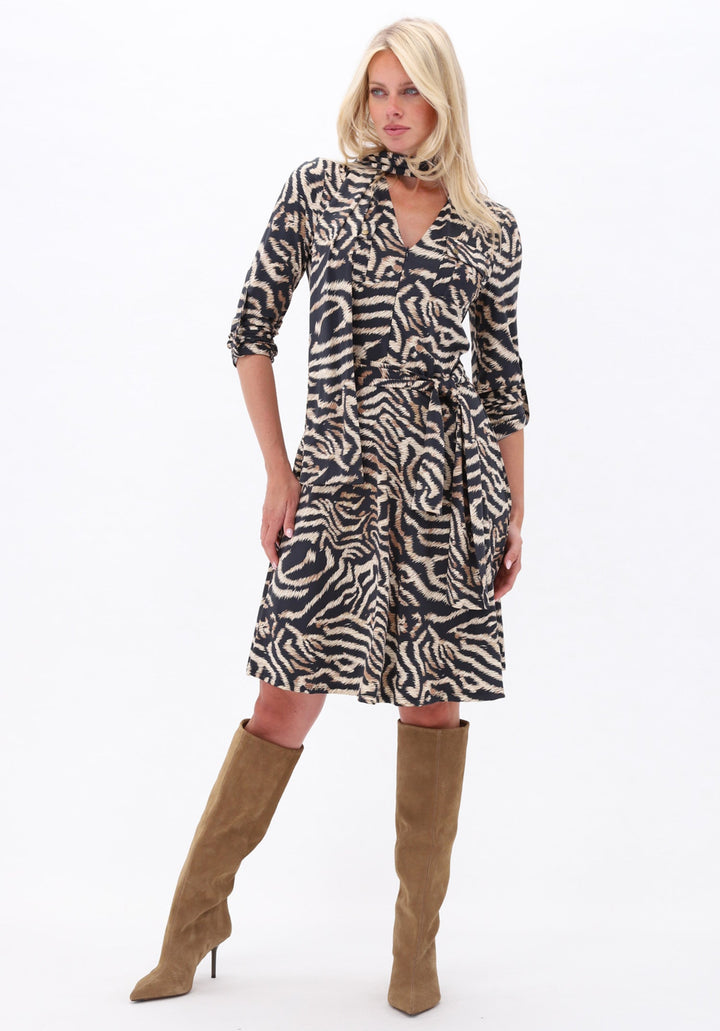 K-design — Jurk met rits & print — campagnebeeld P143