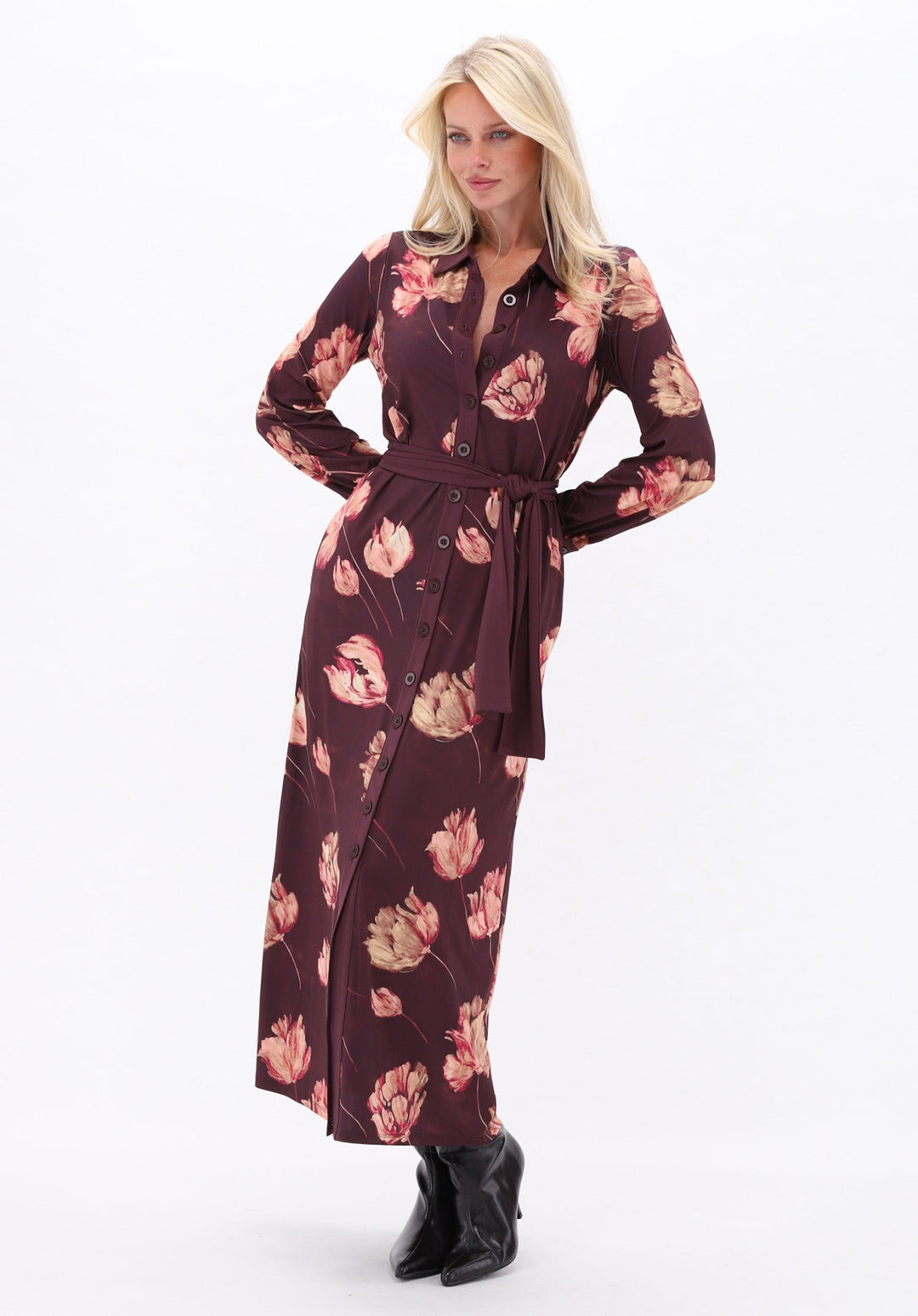 K-design — Maxi hemdjurk met bloemenprint — campagnebeeld P149