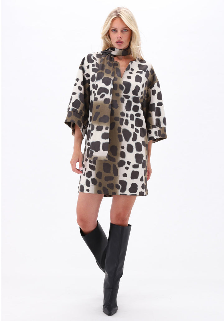 K-design — Jurk met sjaaltje & print — campagnebeeld P147