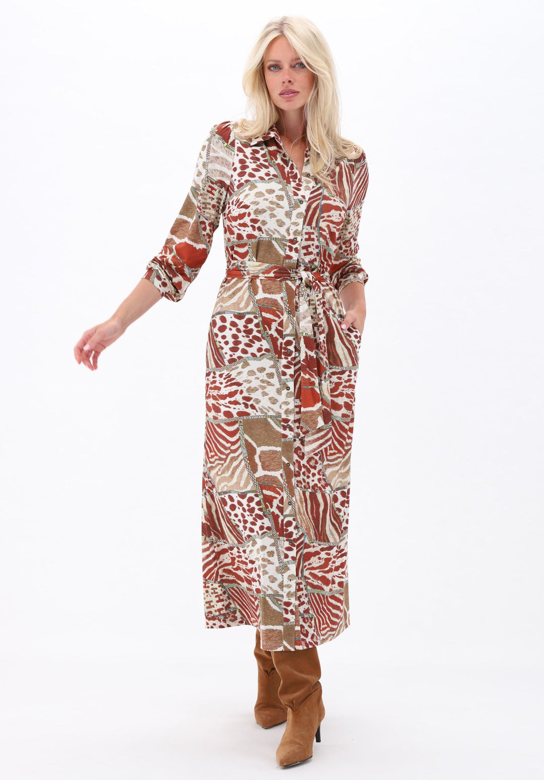K-design — Maxi jurk met design — campagnebeeld P167