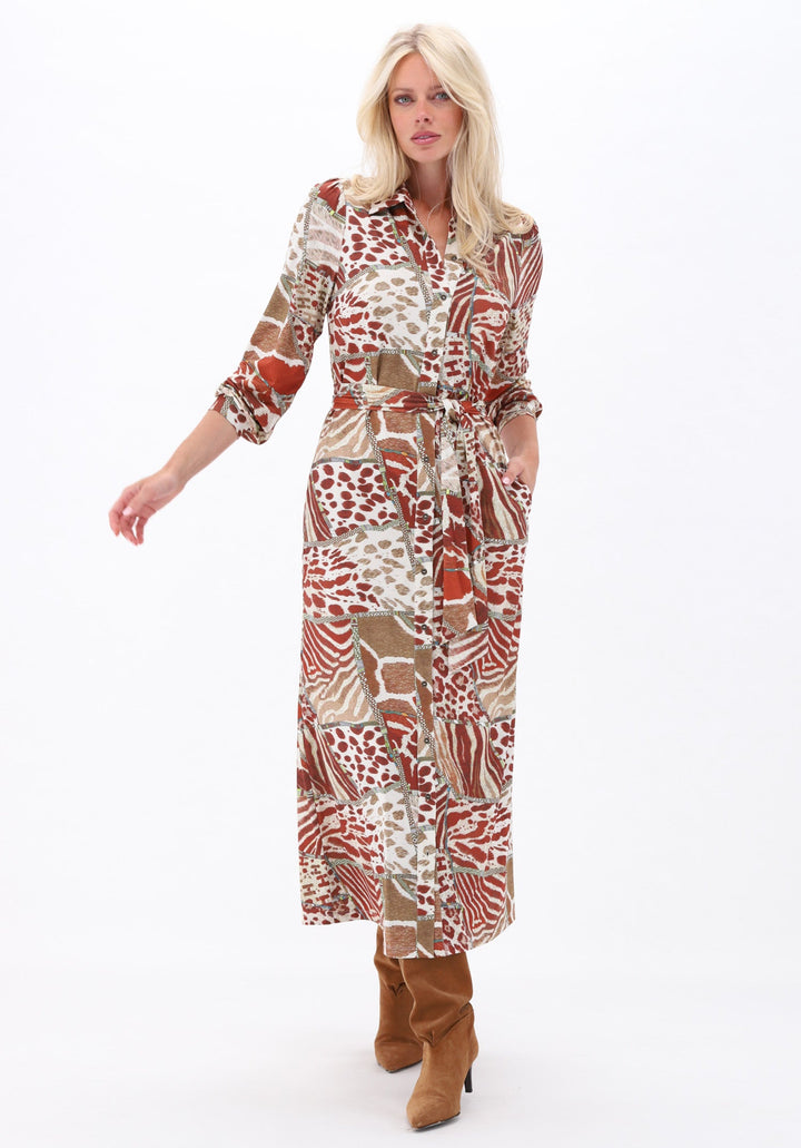 K-design — Maxi jurk met design — campagnebeeld P167