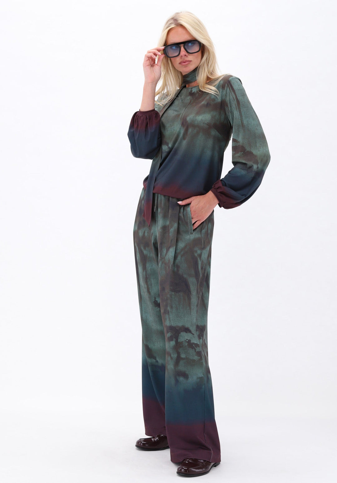 K-design — Broek met print — campagnebeeld P172