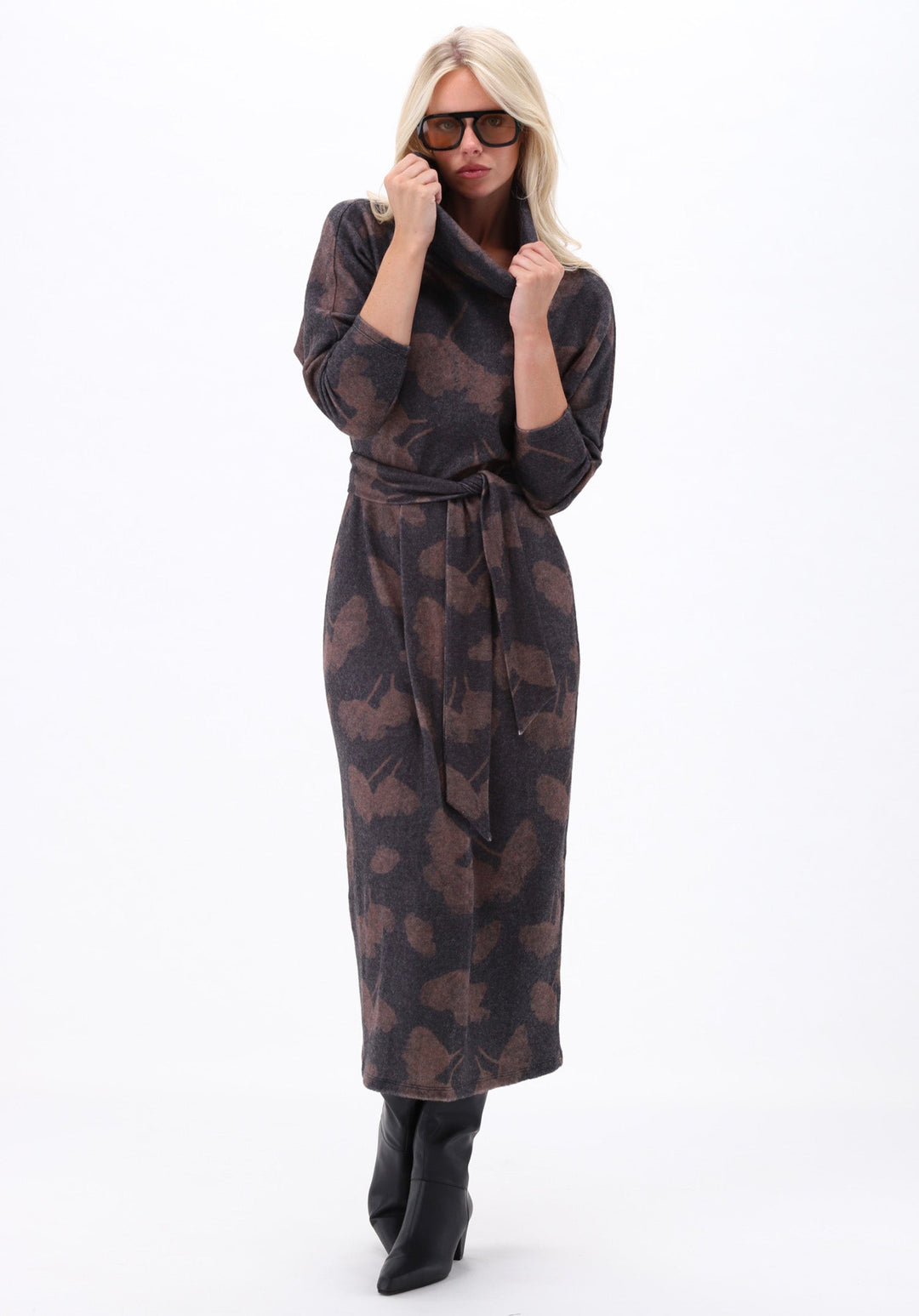 K-design — Soft touch midi jurk met rolkraag — campagnebeeld P173