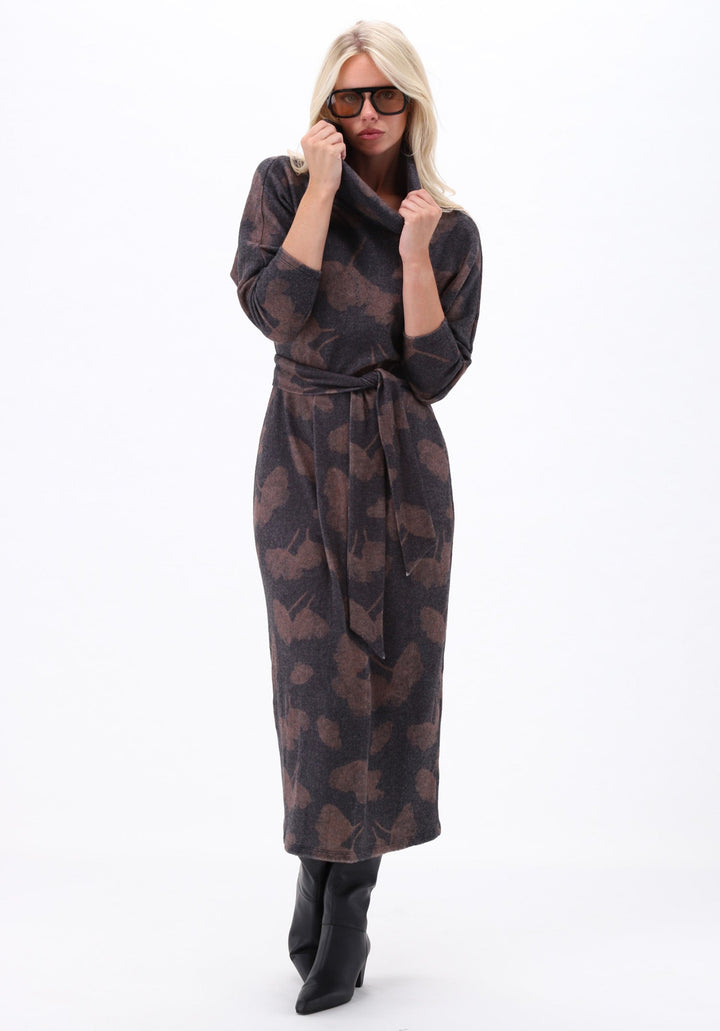 K-design — Soft touch midi jurk met rolkraag — campagnebeeld P173