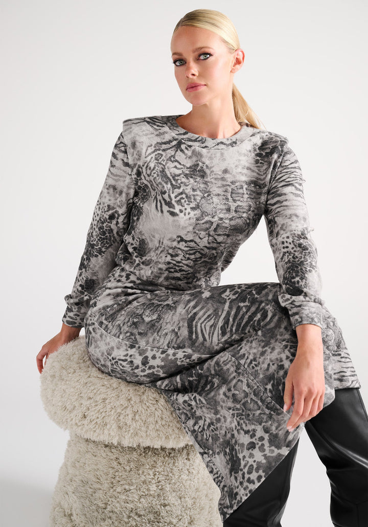 K-design — Soft touch maxi jurk met split — campagnebeeld P170