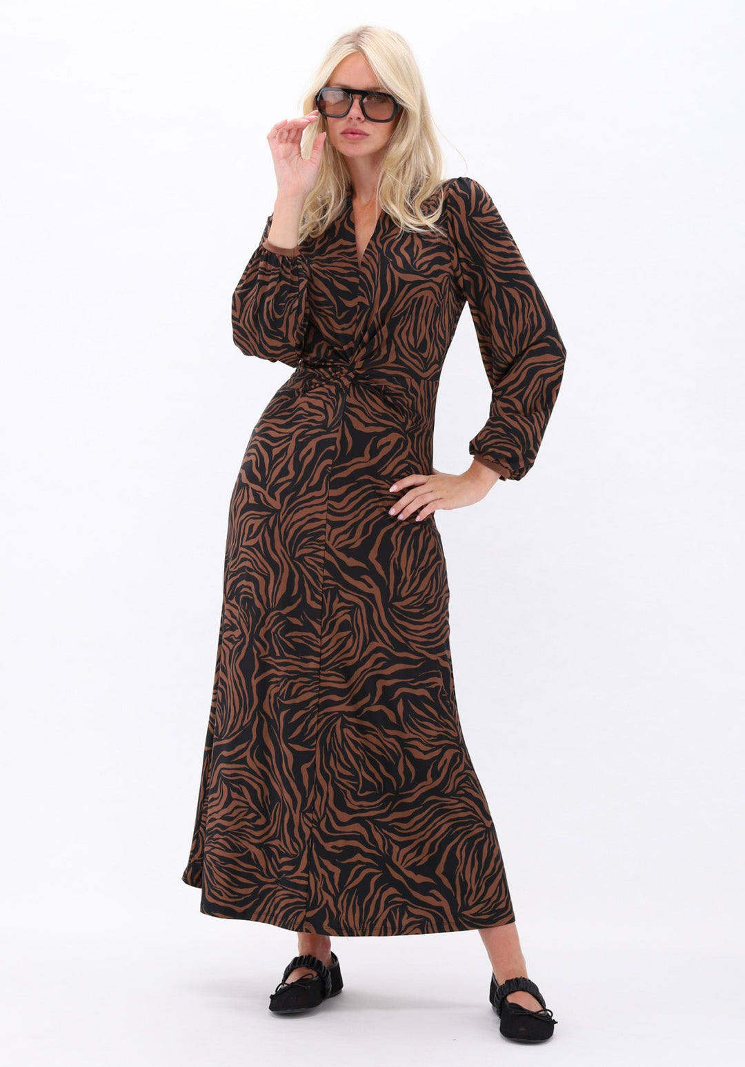 K-design — Maxi jurk met V hals & print — campagnebeeld P162