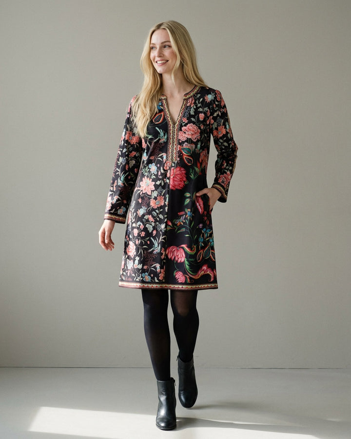 K-design — Jurk met zwarte bloemenprint, studiobeeld