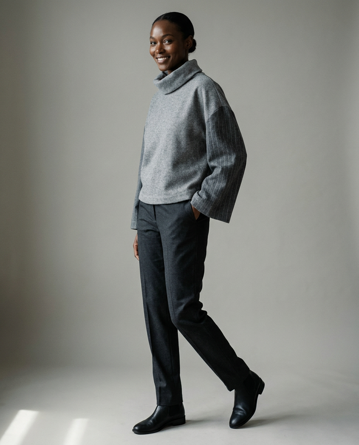 You're My Lobster — Top met krijtstreep mouwen & rolkraag studio Grey