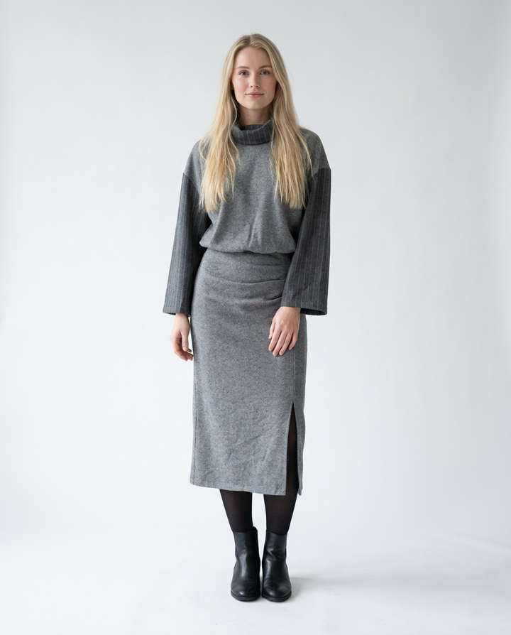 You're My Lobster — Maxi jurk met krijtstreep mouwen & rolkraag studio Grey