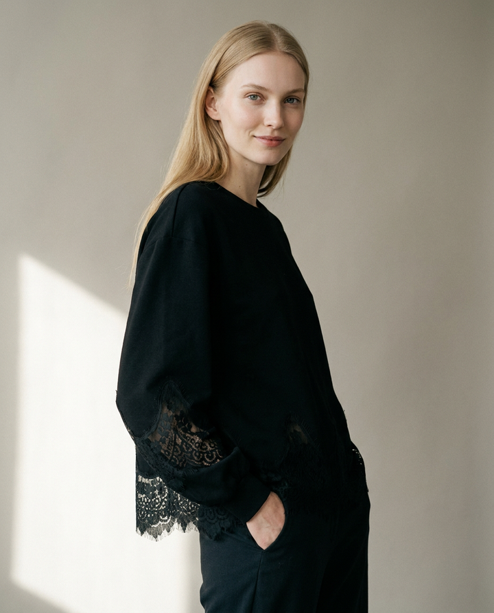 You're My Lobster — Top ronde hals met kant studio Black
