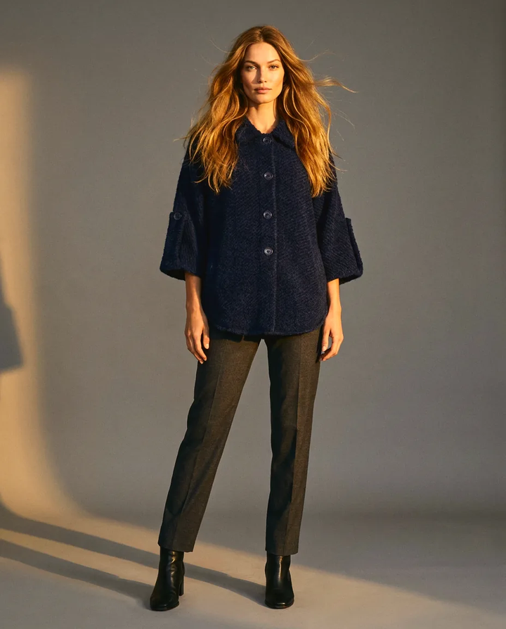 You're My Lobster — Gebreide cape met knopen studio Navy