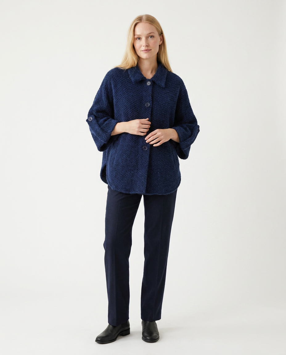You're My Lobster — Gebreide cape met knopen studio Navy