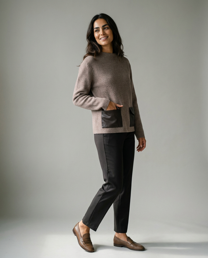You're My Lobster — Pull met lederlook zakjes studio Taupe