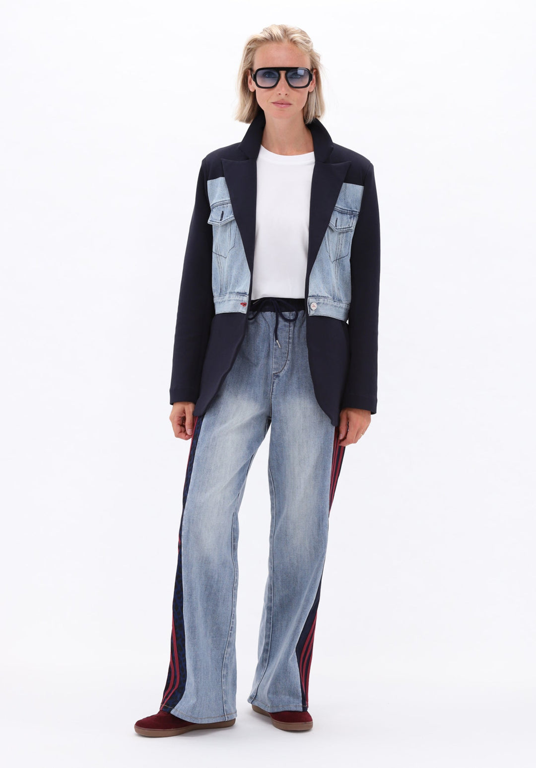 You're My Lobster — Blazer met jeans — campagnebeeld NAVY