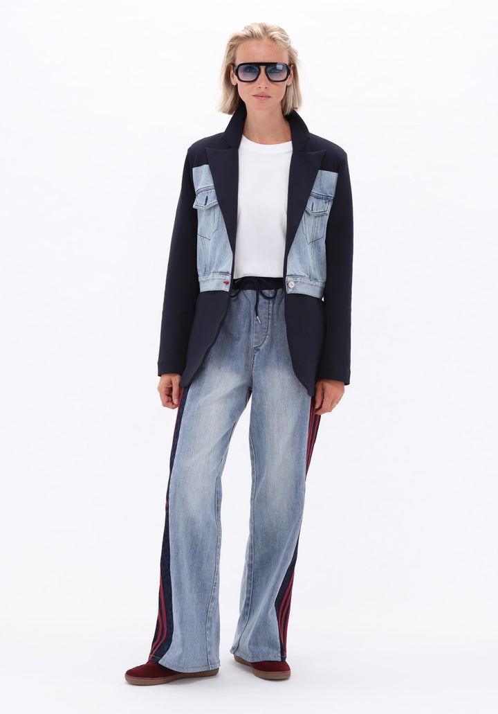 You're My Lobster — Blazer met jeans — campagnebeeld NAVY
