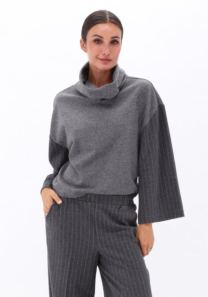 You're My Lobster — Top met krijtstreep mouwen & rolkraag — campagnebeeld GREY