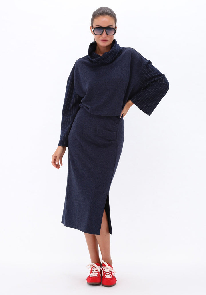 You're My Lobster — Maxi jurk met krijtstreep mouwen & rolkraag — campagnebeeld DARKBLUE17