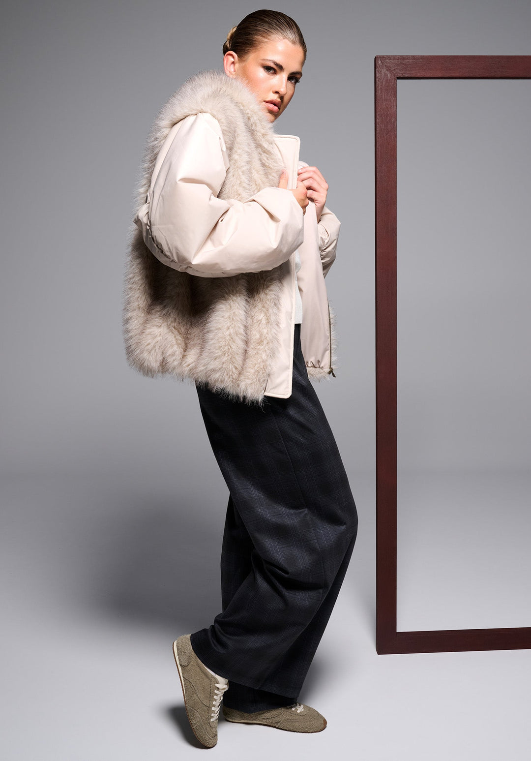 You're My Lobster — Broek met krijtstreep & plooien — campagnebeeld BLACK