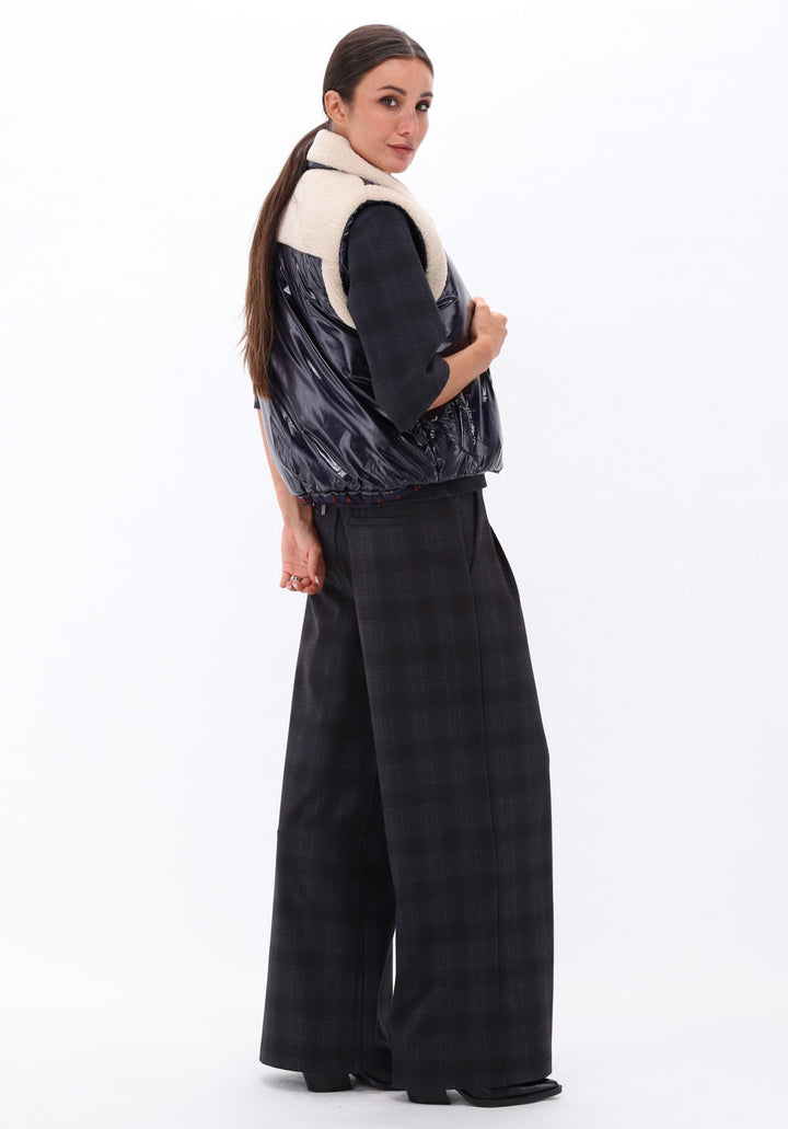 You're My Lobster — Broek met krijtstreep & plooien — campagnebeeld BLACK91