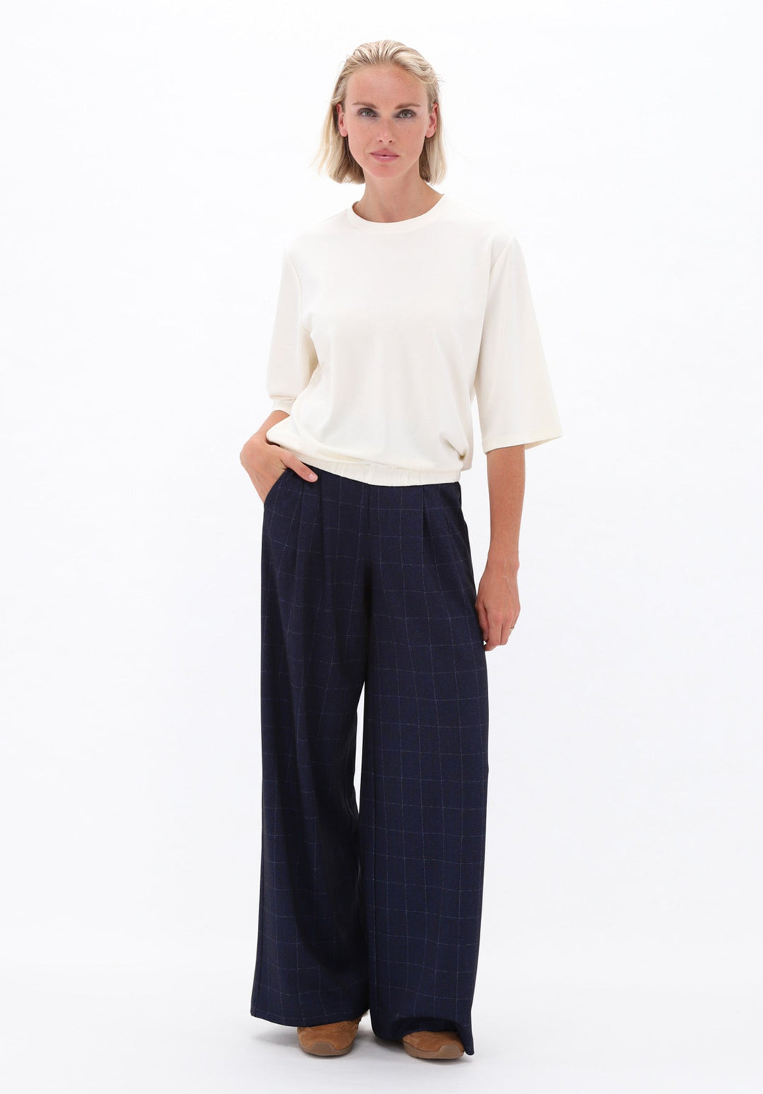 You're My Lobster — Broek met krijtstreep & plooien — campagnebeeld DARKBLUE1