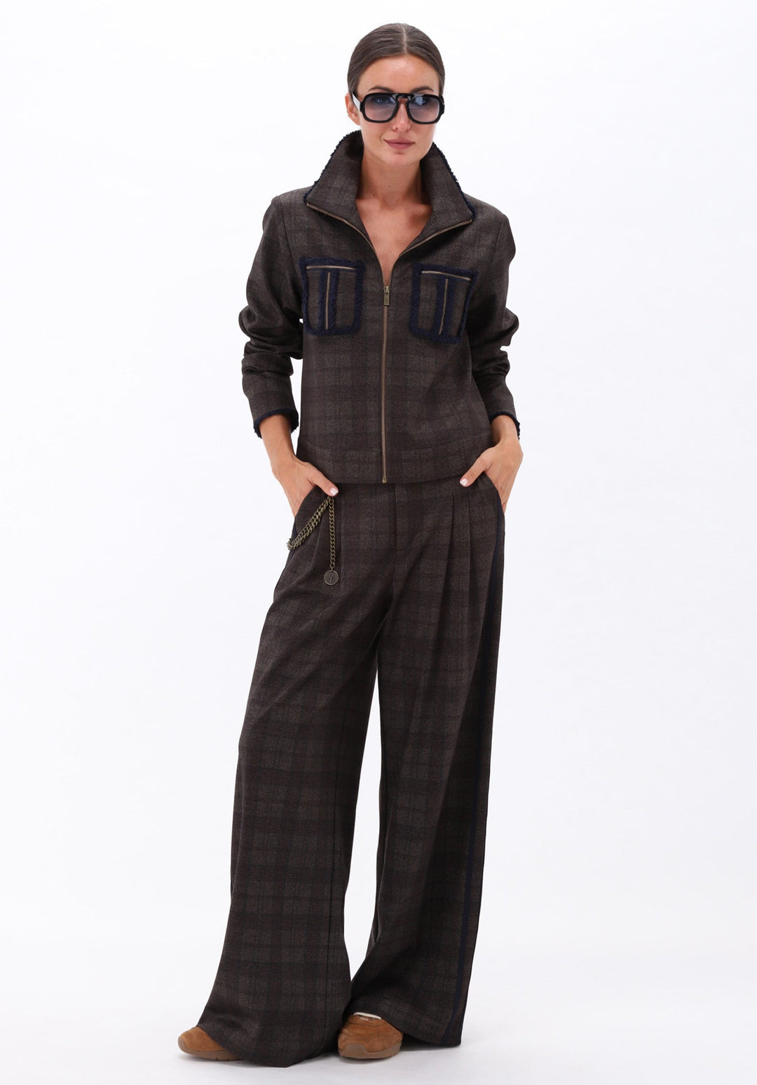 You're My Lobster — Soft touch geruite broek met zijstrepen — campagnebeeld BROWN19