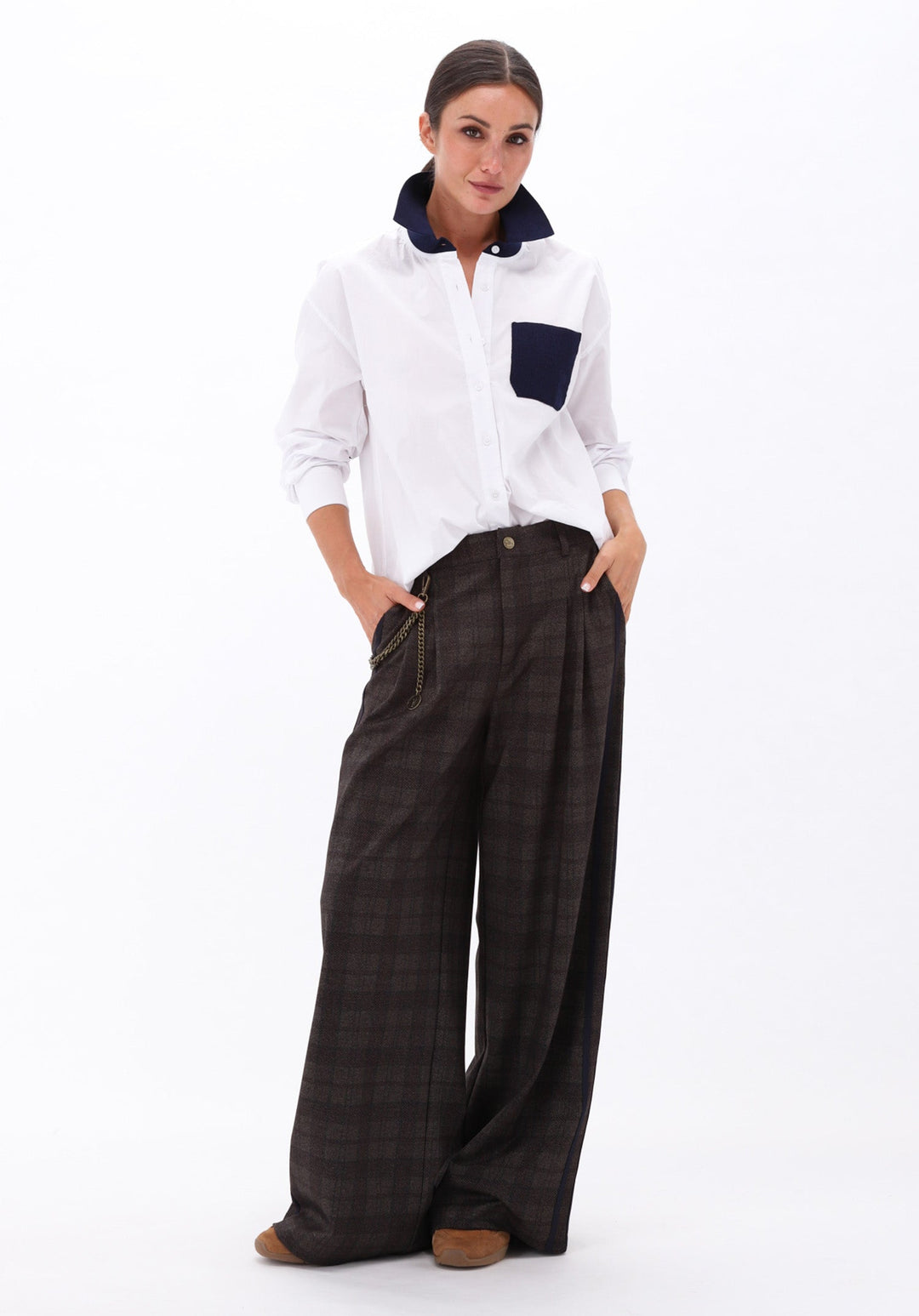 You're My Lobster — Soft touch geruite broek met zijstrepen — campagnebeeld BROWN31