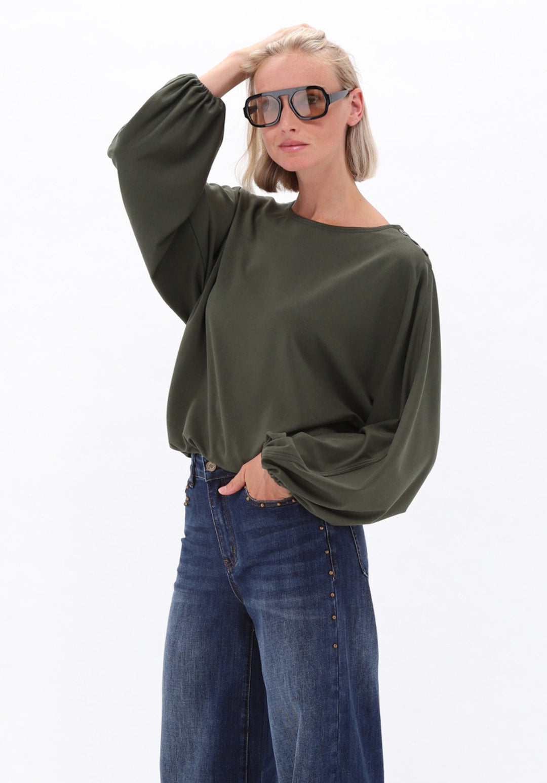 You're My Lobster — Soft touch top met ronde hals & knopen — campagnebeeld DARKOLIVE