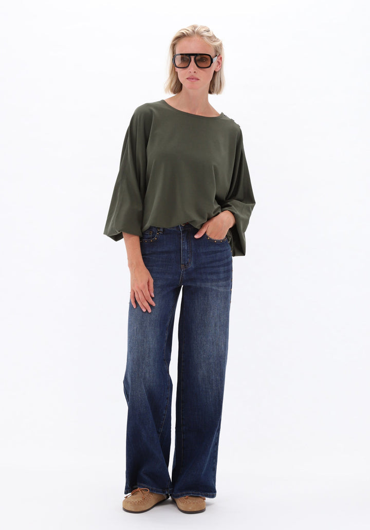 You're My Lobster — Soft touch top met ronde hals & knopen — campagnebeeld DARKOLIVE