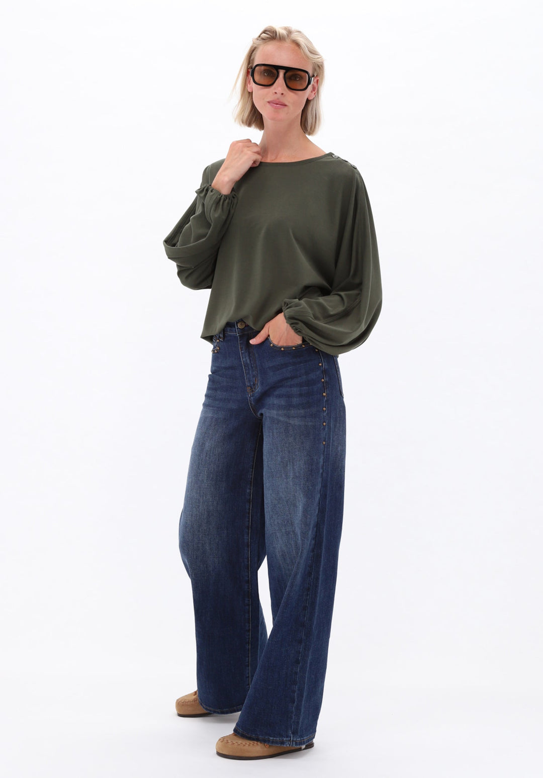 You're My Lobster — Soft touch top met ronde hals & knopen — campagnebeeld DARKOLIVE